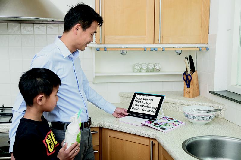 Optelec Compact 10 HD Reading a recipe with son