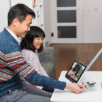 Personen kijken naar fotos met Compact 10 HD