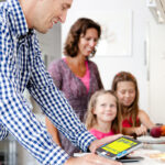 Gezin gebruikt Compact 7 HD in de keuken