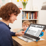 Persoon gebruikt Optelec Traveller HD