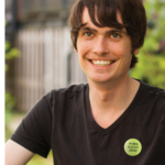 Lachende jongen met ik-ben-slechtziend button