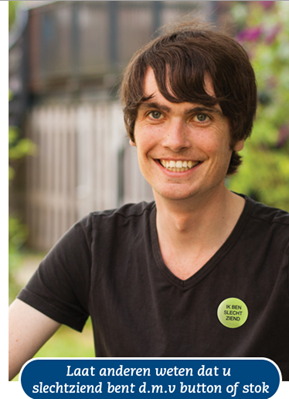 Lachende jongen met ik-ben-slechtziend button