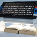 Boek onder leesstandaard en Traveller